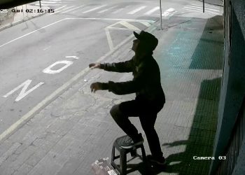 VÍDEO: homem é flagrado furtando lâmpada em Poços de Caldas