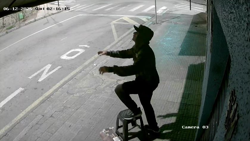 VÍDEO: homem é flagrado furtando lâmpada em Poços de Caldas