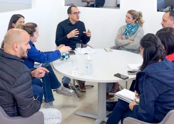 Vereadores discutem cumprimento da lei que prevê psicólogo e assistente social nas escolas em Poços