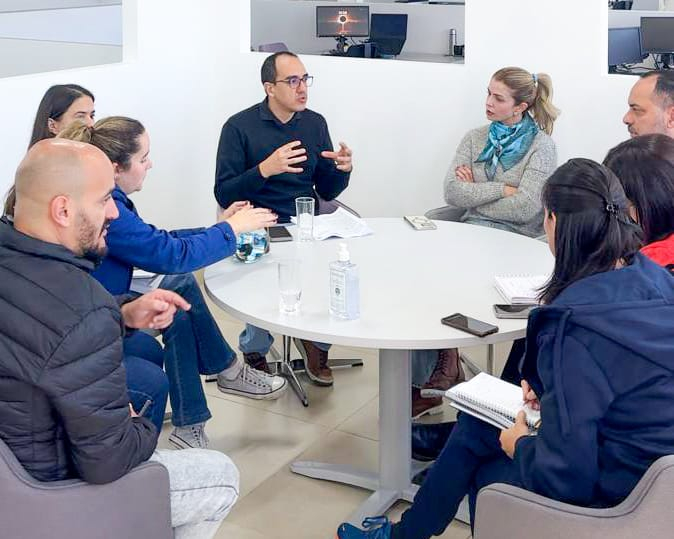 Vereadores discutem cumprimento da lei que prevê psicólogo e assistente social nas escolas em Poços