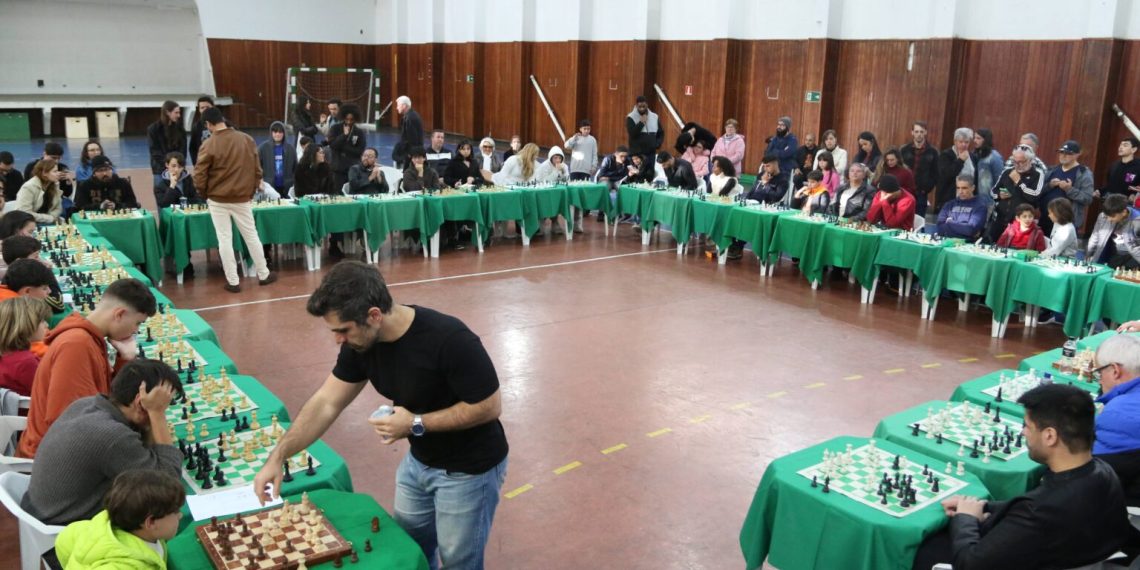 Mestre de xadrez vence 35 competidores ao mesmo tempo e empata com um durante desafio em Poços