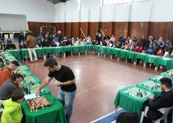 Mestre de xadrez vence 35 competidores ao mesmo tempo e empata com um durante desafio em Poços