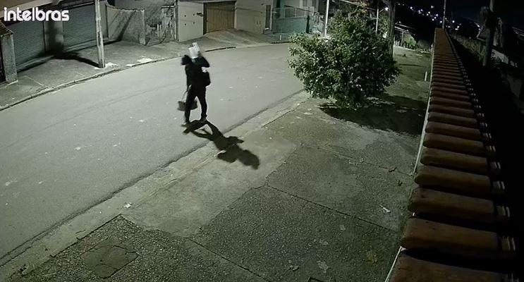 VÍDEO: ladrão furta caixa de ferramentas de caminhão em Poços de Caldas