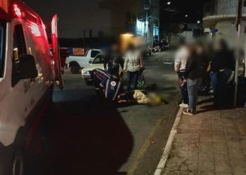 Batida entre carro e moto deixa passageira com fraturas na perna em Andradas
