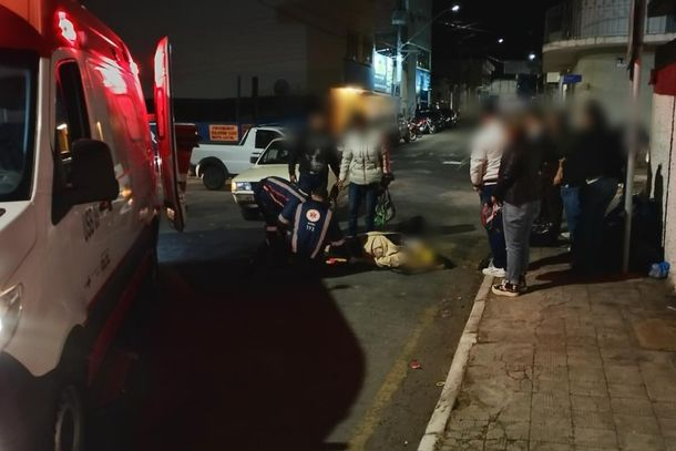 Batida entre carro e moto deixa passageira com fraturas na perna em Andradas
