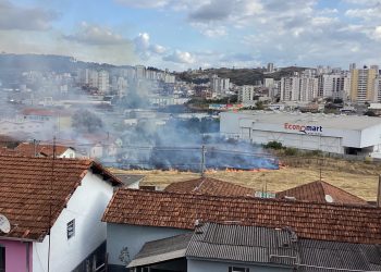 Incêndio atinge terreno em Poços de Caldas