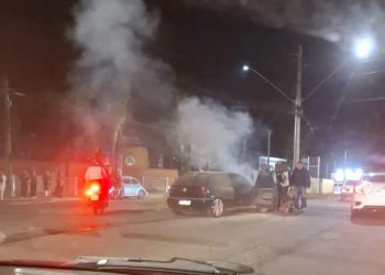 VÍDEO: Carro pega fogo na zona leste de Poços de Caldas