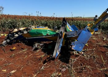 Avião da Esquadrilha da Fumaça cai após colisão no ar no interior de SP