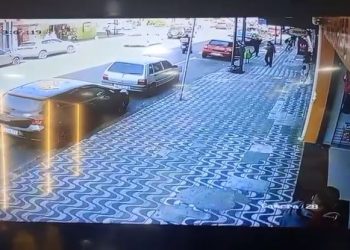 VÍDEO: motociclista fica ferido em acidente no centro de Poços de Caldas