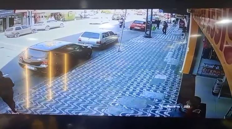 VÍDEO: motociclista fica ferido em acidente no centro de Poços de Caldas