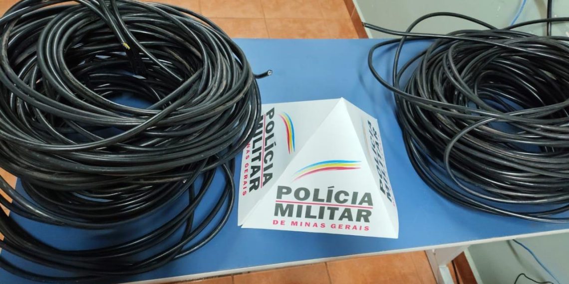 Homem é preso após furtar três rolos de cabo de fibra óptica em Poços