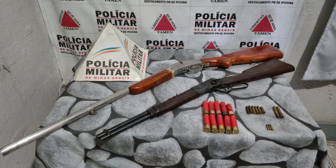 PM apreende duas espingardas e vinte e uma munições em cidade da região; proprietário foi preso