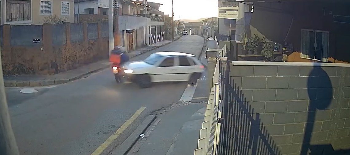 Motorista foge após colisão com motocicleta em Poços de Caldas
