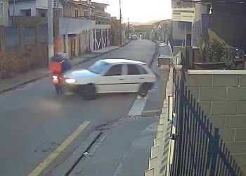 Motorista foge após colisão com motocicleta em Poços de Caldas