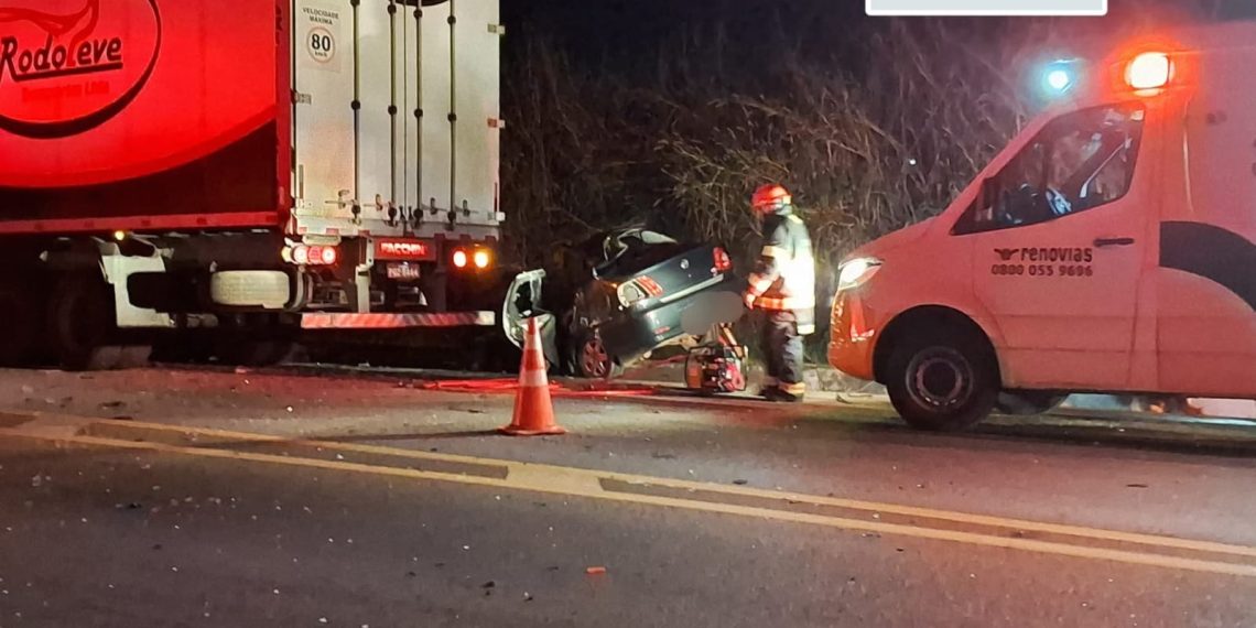 Pai e criança de 4 anos morrem após acidente entre carro e carreta na região