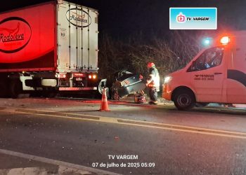 Pai e criança de 4 anos morrem após acidente entre carro e carreta na região