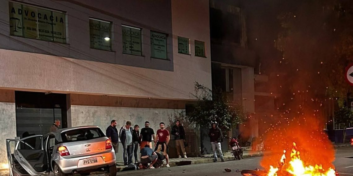 Acidente entre moto e carro mata motociclista no centro de São João da Boa Vista-SP