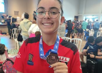 Adolescente de Poços se destaca em campeonato de natação em Catanduva-SP
