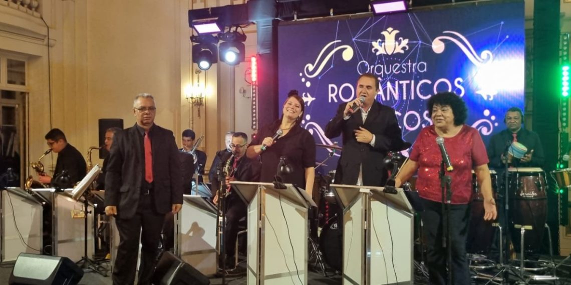 Baile na praça com a Oquestra Românticos de Poços acontece nesta quarta (16) na Praça Dom Pedro II