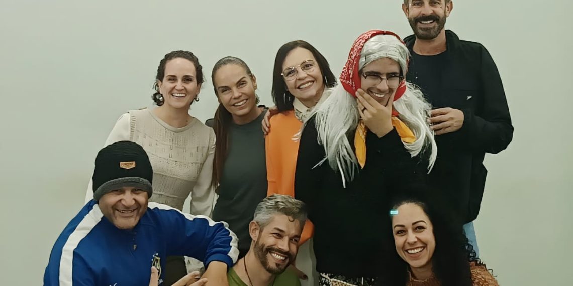 Espetáculo “Desligue o Wi-fi, Vovó vai falar” é parte da programação do Festival de Inverno neste domingo (20)