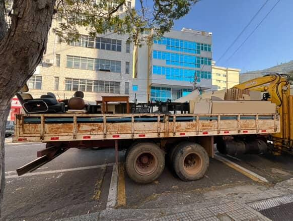 Móveis da antiga Prefeitura de Poços estariam sendo retirados do prédio por caminhões particulares; Vereadores questionam situação