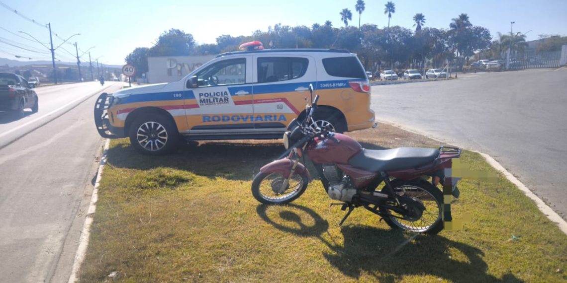 Homem é preso após perder placa original da moto e usar uma que pegou em ferro velho no lugar