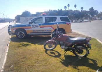 Homem é preso após perder placa original da moto e usar uma que pegou em ferro velho no lugar