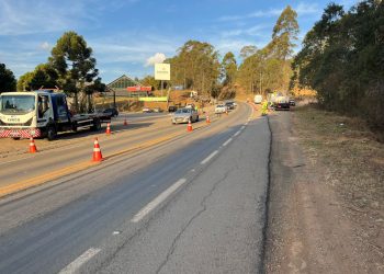 Acidente entre carro e carreta carregada com carga de R$ 700 mil em tarugo de alumínio é registrado na rodovia do Contorno em Poços