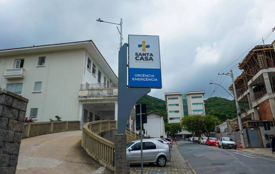Entrada do setor de Urgência da Santa Casa de Poços é interditada para reforma