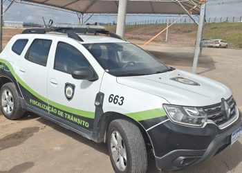 Motociclista adultera placa com fita isolante e acaba preso após fuga em Poços