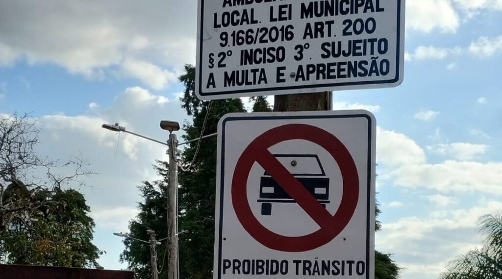 Prefeitura de Poços instala placas em mirantes proibindo comércio ambulante