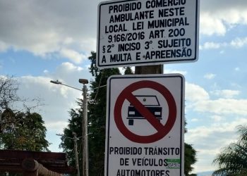 Prefeitura de Poços instala placas em mirantes proibindo comércio ambulante