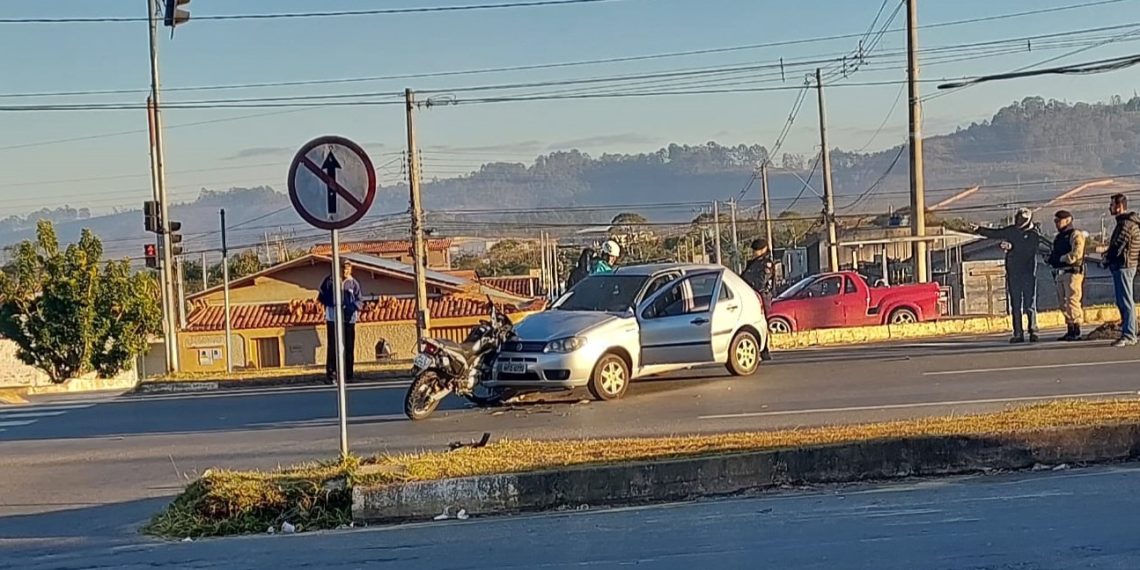 Carro avança sinal de pare e provoca acidente na zona sul de Poços de Caldas