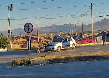 Carro avança sinal de pare e provoca acidente na zona sul de Poços de Caldas