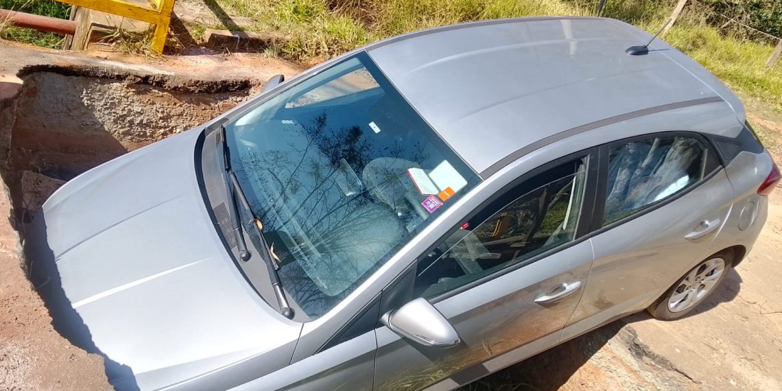 Carro cai em buraco de ponte interditada na zona oeste de Poços de Caldas
