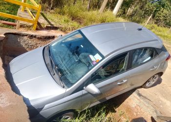 Carro cai em buraco de ponte interditada na zona oeste de Poços de Caldas