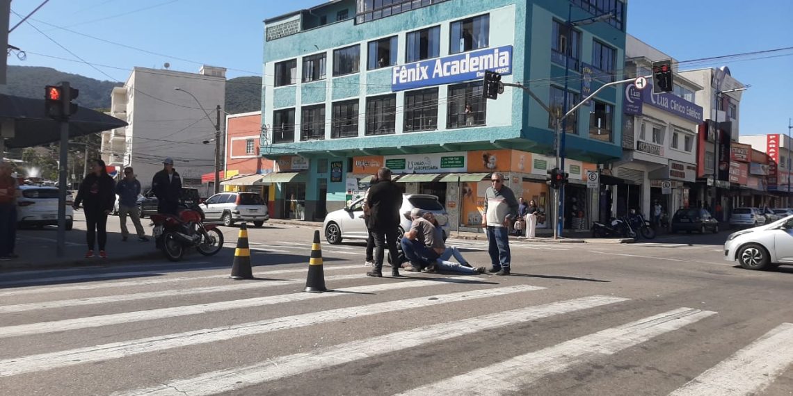 Carro atinge moto parada em semáforo e mulher fica ferida em Poços de Caldas