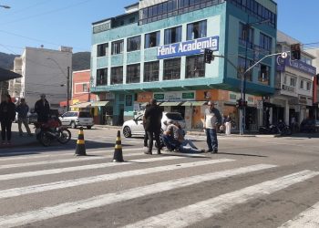 Carro atinge moto parada em semáforo e mulher fica ferida em Poços de Caldas