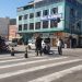Carro atinge moto parada em semáforo e mulher fica ferida em Poços de Caldas