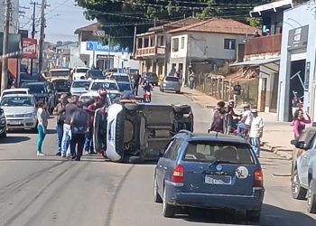 VÍDEO: carro bate em veículo estacionado e tomba em Campestre; condutora alegou mal súbito
