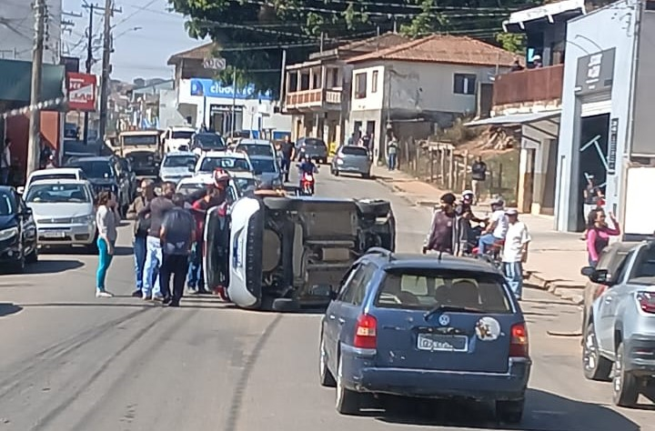 VÍDEO: carro bate em veículo estacionado e tomba em Campestre; condutora alegou mal súbito