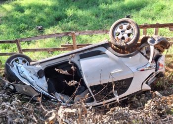 Carro capota e cai em ribanceira na MGC-267