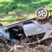 Carro capota e cai em ribanceira na MGC-267