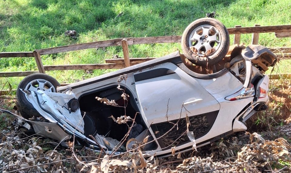 Carro capota e cai em ribanceira na MGC-267