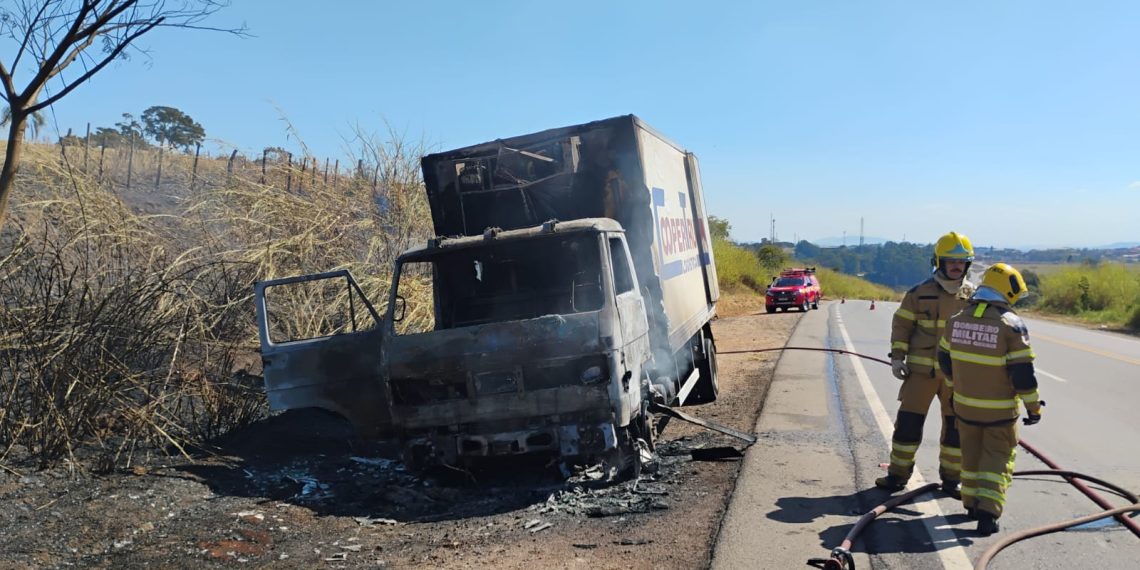 Incêndio destrói caminhão baú na BR-491