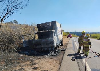 Incêndio destrói caminhão baú na BR-491