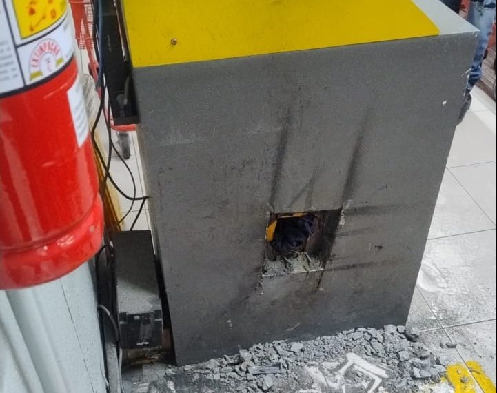 Cofre de supermercado é danificado durante tentativa de furto em Poços