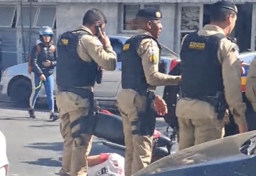 Homem fica ferido após bater em viatura da PM durante fuga em Poços de Caldas