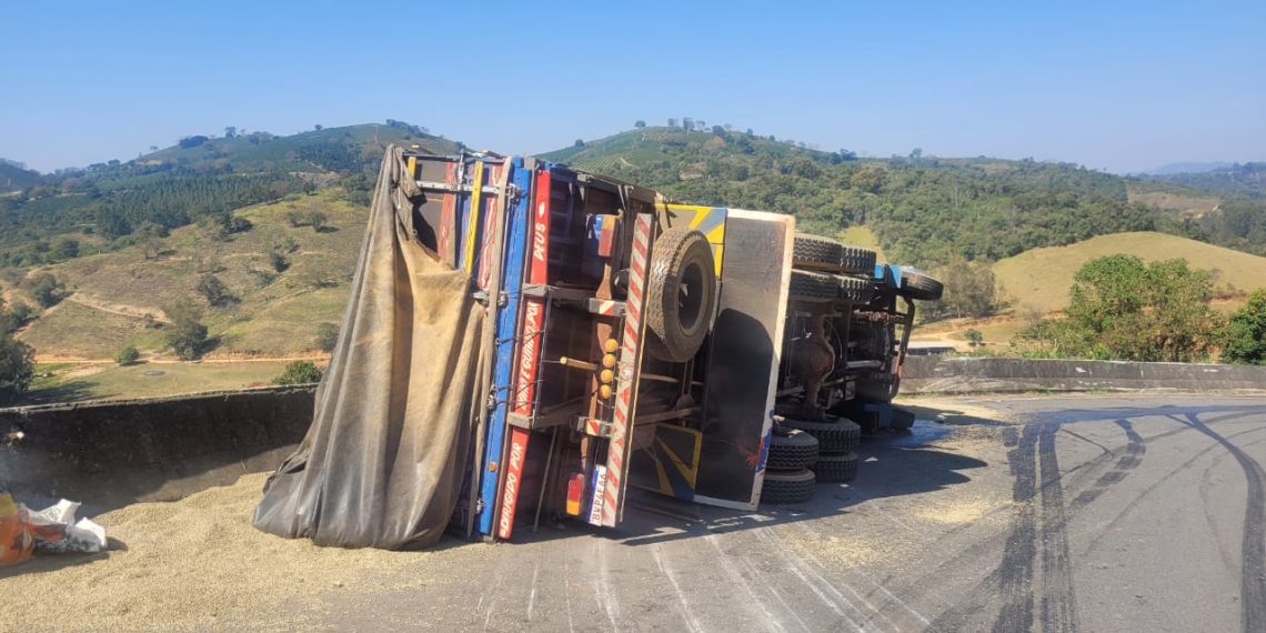 Carga de café é saqueada após caminhão tombar na LMG-847