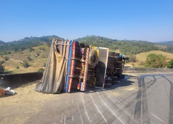 Carga de café é saqueada após caminhão tombar na LMG-847